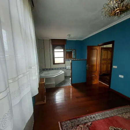 Casa Chalet, Elisa Χιχόν