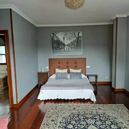 Casa Chalet, Elisa Χιχόν